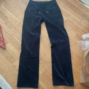 Mörkblå Juicybyxor - Äkta mörkblå juicy byxor i storlek XS I nyskick Säljs då benen är för långa
