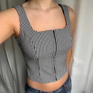 Rutig korsett - Svart vit rutin topp / korsett. Står ingen storlek eller märkeslapp men pasar S-M 💓