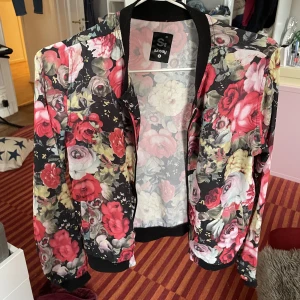 Såå fin tunn jacka - Hej! Säljer denna söta jackan 🦋🌸💞