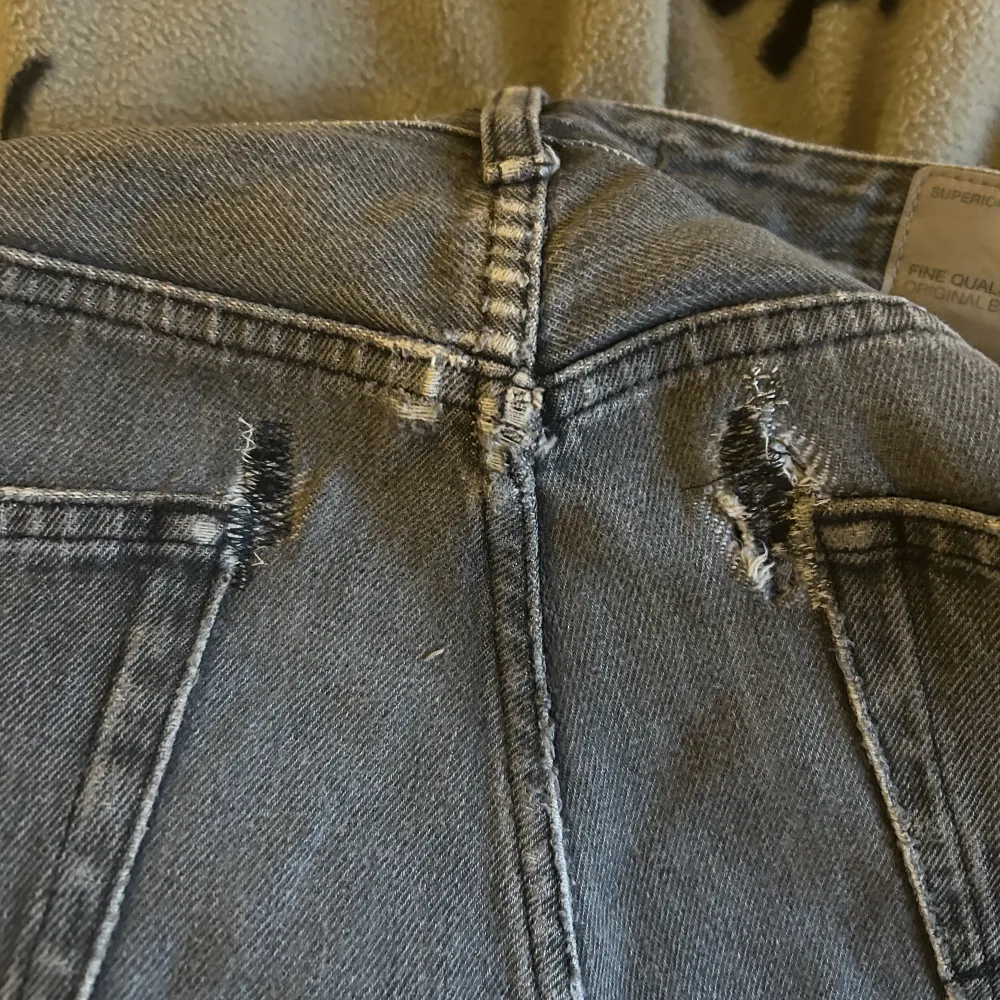 Säljer ett på replay jeans har haft hål i dom som har blivit lagade så därför det billiga priset. Vid fler frågor eller fler bilder så är det bara att skriva.. Jeans & Byxor.
