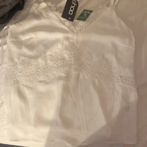 Vit linne  - Har aldrig använt finns kvar lappar