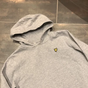Lyle & Scott hoodie - Fin ljusgrå hoodie. Ungefär som stl xs.
