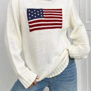 Stickad mysig tröja med den amerikanska flaggan på, liknar den från Ralph Lauren väldigt mycket! Skön och trendig. Storlek XS men oversized så passar S med! 
