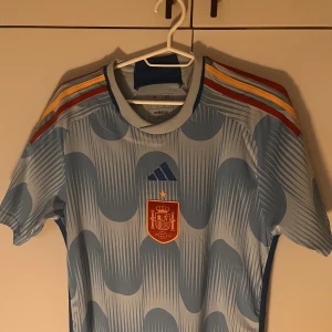 Spanien VM bortaställ M - Fotbollströja spanien köpt för 1000 på JD sports. Nyskick då den inte passade.