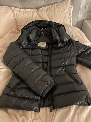 Moncler maya - Säljer denna moncler bady, tjejmodell av maya! Väldigt fint skick förutom ett pytte litet hål som finns på armen, men inget man tänker på! Navy blå!