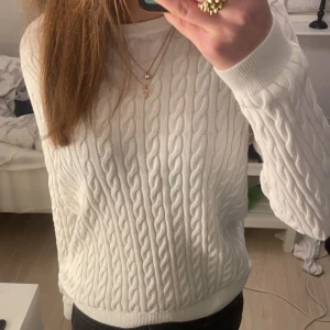 Vit tröja - Säljer denna snygga vita tröjan i storlek S passar M också!💓 säljer för kommer inte till användning