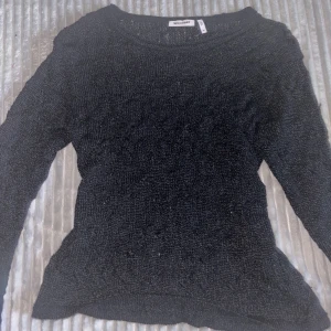 Stickad tröja - Så fin stickad tröja från weekday 💋 Köptes för ca ett år sedan men är inte riktigt min stil längre❤️ Kan skicka fler bilder vid intresse💋💋 Priset kan diskuteras vid snabb affär 😘