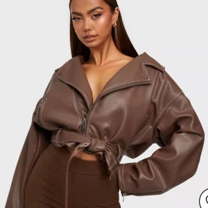 Bianca skinnjacka  - Brun skinnjacka från Biancas nelly kollektion! Som ny!   Den är overzised och passar mig som är S/M