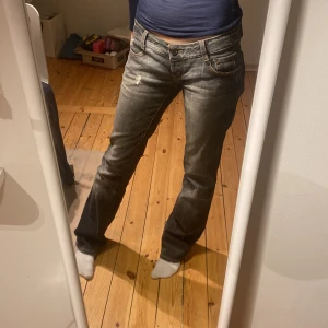 Gråa jeans  - Super fina mörkare gråa jeans ifrån okänt märke. Fint skick, men lite slitage längst ner❤️Har klippt på insidan för att stoppa in resårband men tagit ut det nu, absolut inget som märks på utsidan😊Står storlek 44 men uppskattar att det är runt 36