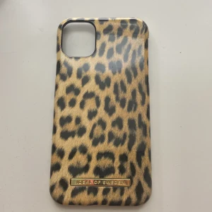 Leopardmönstrat mobilskal - Ideal of Sweden skal med leopardmönster🌟🪩⭐️ säljer pga att jag inte får användning till det 😘💪⭐️🌟 funkar till min iPhone 11