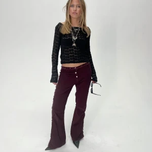 RÖDA MANCHESTER BYXOR - Storlek: Midja (74cm), Innerbenslängd (82,5cm), Total längd (105cm) Röda, mid rise, bootcut, manchesterbyxor.