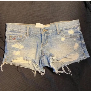 Hollister shorts  - Säljer nu dessa as snygga Hollister shorts då de inte kommer till användning 🙌 Endast använda ett fåtal gånger och i mycket fint skick 💗 Hör av dig om du har frågor eller vill ha fler bilder!