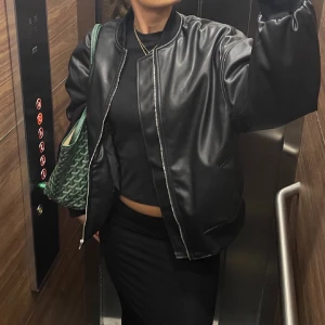 Läder bomberjacka - Läder bomberjacka från NA-KD, slutsåld. Sparsamt använd