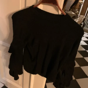 Tröja med volanger - Tröja med volanger i armarna   Oanvänd bara legat i garderoben