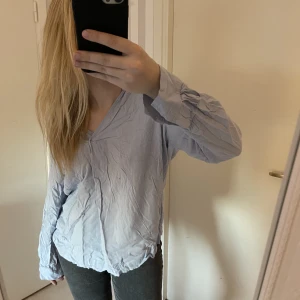 Blå blus  - Använd fåtal gånger, storlek 46 enligt lappen men personligen anser jag att den sitter som en oversized 38