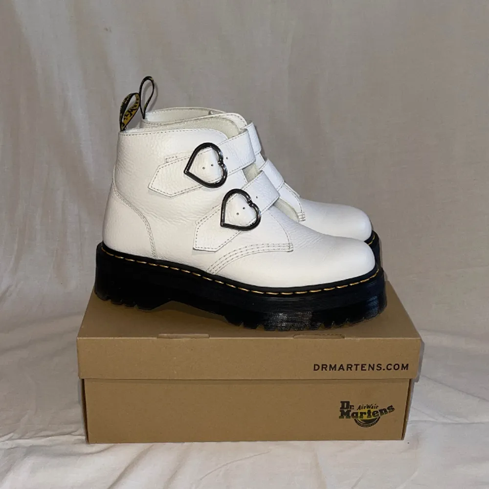 White Dr.Martens, Devon Heart in size 43. Original Box included🫧  -USED ONCE- Pickup in Bandhagen, Sthlm/Shipped at customers expense<3. Skor.