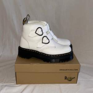 White Dr.Martens, Devon Heart in size 43. Original Box included🫧  -USED ONCE- Pickup in Bandhagen, Sthlm/Shipped at customers expense<3