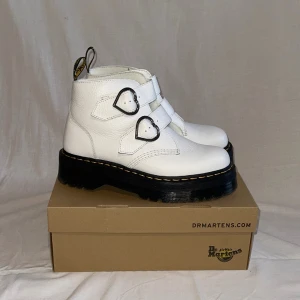 Dr.Martens: Devon Heart -size 43 - White Dr.Martens, Devon Heart in size 43. Original Box included🫧  -USED ONCE- Pickup in Bandhagen, Sthlm/Shipped at customers expense<3