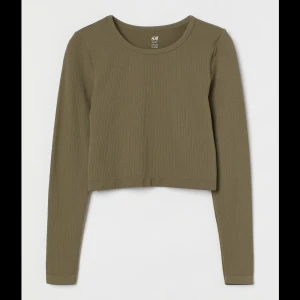 Tränginströja från Hm - Aldrig använt då jag inte gillar att träna i korta tröjor men väldigt fin färg😊 Ordinarie pris: 199kr