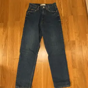 Säljer dessa högmidjade jeans från zara då dessa inte riktigt är min stil.