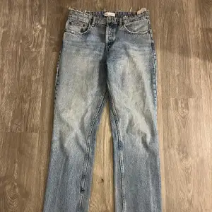 Jättefina jeans från zara, mid waist💗stl 40 men skulle säga att dom mer är som 38, som är använda men är fortfarande i väldigt fint skick🫶🏻