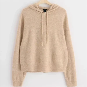 Stickat hoodie - En superfin beige stickad hoodie, köpt för någon månad sedan på lindex för 399kr. Superfin passform. Jätte mjukt och skönt material. Pris kan diskuteras, skriv för fler bilder!💛🤗