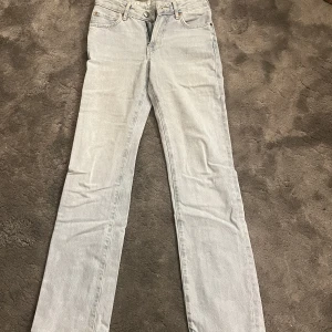 Lågmidjade jeans  - Säljer dessa lågmidjade jeans från bik bok då det har blivit för små. De är nästan aldrig använda. 