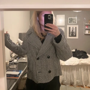 Kappa - En croppad kappa från Zara😍 använd fåtal gånger, saknar dock en knapp.. 