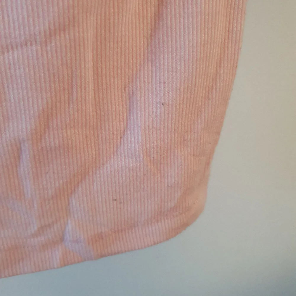  En tajt rosa tröja som är lite randig (se andra & tredje bilden) med halvpolo, köpt på Zara 💗 lite nopprig (går säkert att få bort med noppbortagare) . Toppar.