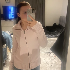 rosa tröja  - jätte fin rosa tröja med zip vet inte vart den är ifrån men super fin