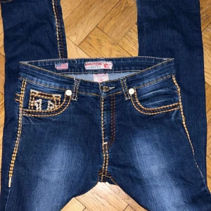 True Religion Jeans - Riktig feta jeans från T.R. Väldigt breda sömmar, vilket får dem att sticka ut från andra par. Köpta i USA.  Passar inte mig längre men sitter bra, ”regular fit” Priser går diskuteras, billigare vid snabb och smidig affär.