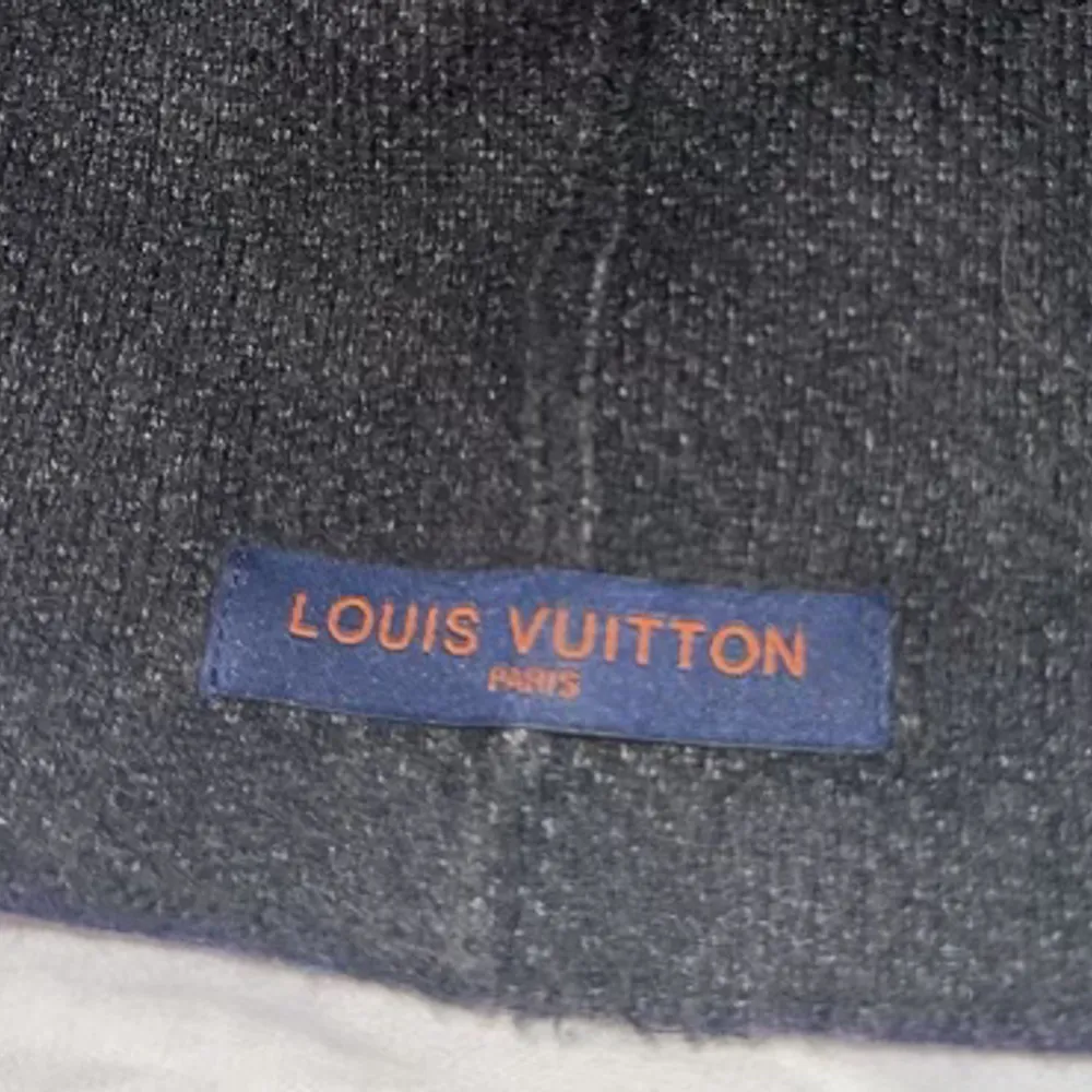 1:1 Louis Vuitton mössa kopia. 8/10 skick använd ett par gånger därför säljer jag så billigt. . Accessoarer.