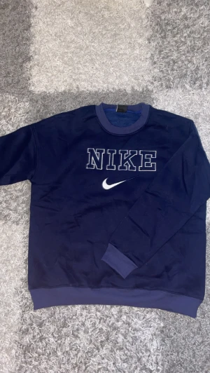 Nike vintage sweatshirt - Säljer en Nike vintage 90s sweatshirt, Storlek M. Nyskick   Passar ej priset skicka gärna prisförslag!