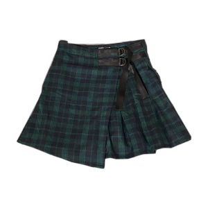 Rutig kjol - Så söt men kommer tyvärr inte till användning längre. Midjemått: 32cm och höjden: 42cm