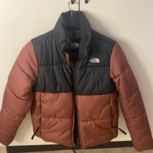 North Face Jacka 💓 - Äkta north face jacka i en roströd och svart💗. Tror den var kör runt ca 3500 men använder inte jackan och därför säljer jag den billigare (KAN ÄVEN BYTA MOT ANNAN FÄRG), den har inga defekter och är perfekt för vintern/höst💗