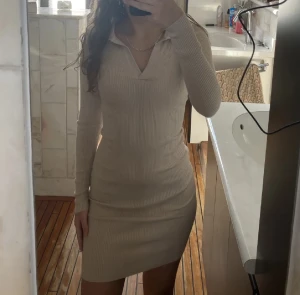 Beige ribbad klänning  - Skick 10/10, skriv för frågor och bilder