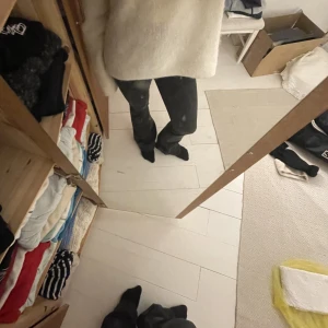 Svarta Bootcut jeans - Skitsnygga bootcut jeans ifrån  NA-KD. Har små defekter men inget som syns när man har på sig d, skriv privat för bilder på det🙌jag skulle säga att de passar en 34 då jag brukar ha det.(det är lite uttvättade svart färg vilket inte framkommer på bilderna)