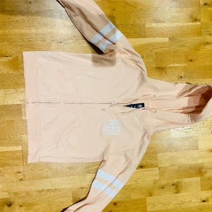 Kofta Svea L - En söt rosa kofta, stl.L. Säljer pga stor garderobrensning. Kika gärna på mina andra annonser, säljer mycket. Samfraktar gärna:)