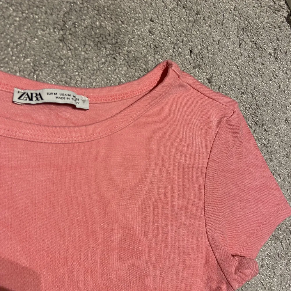Croppad t-shirt från zara🙌🙌jätteskönt material, säljer då den inte kommer till användning🌟 strl M men passar även S!. T-shirts.