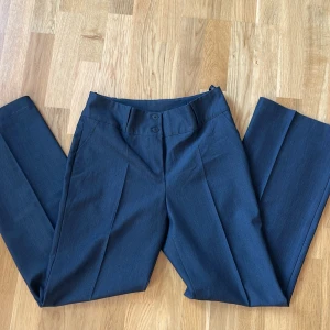 Midrise kostymbyxor  - Gråa midrise raka kostymbyxor som tyvärr är för små för mig😓 Midjemått: 37cm Innerben: 76cm