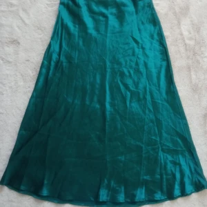 Vacker sommarkjol 💚💐🌈 - Mycket glänsande mörkturkos kjol i mjukt och lätt material,ej genomskinlig✨💚🥴 Använd en gång!!  Med dragkedja och hög midja!