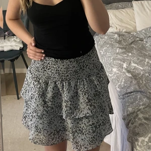 Volang kjol - Söt volang kjol med leopard mönster! Perfekt till sommaren 💕 köpte den för 1 år sen för 450kr 💕