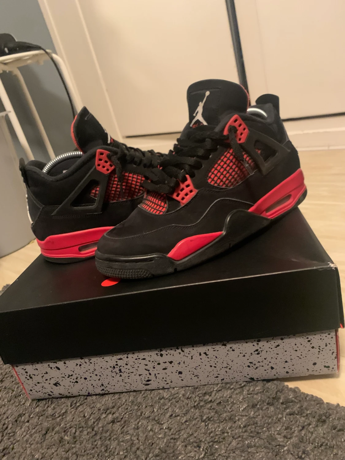 Jordan 4 Red Thunder med kvitto