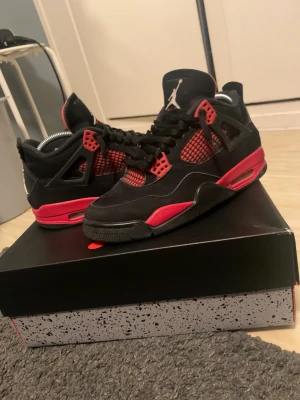 Jordan 4 Red Thunder med kvitto - Tjena, nu säljer jag min kompis 4or som är använda men i bra skick. De är i storlek 41. Box och kvitto finns! Materialet tål inte vatten så jag har ej fixat upp dom på bilderna men det kan man göra med en vanlig borste! Högsta bud 1400kr!