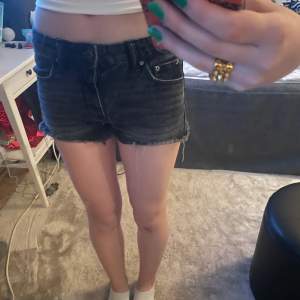 Supersnygga shorts perfekta till sommaren!! Dehär var mina favorit shorts men de har tyvärr blivit för små🤍😩köptes för 300, jätte bra skick fortfarande🙌🏼🙌🏼