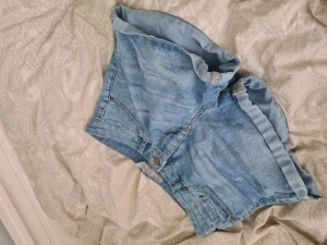 Jeans shorts - Jätte fina ohh jätte sköna men har tyvärr ingen bild med dom på och har vuxit ur dom nu ...