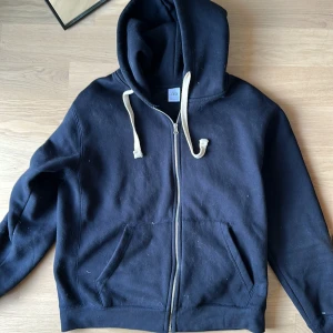 Zara hoodie  - Hoodie från Zara i storlek M, knappt använd. 