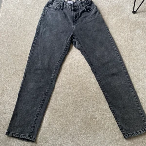 Grunt jeans - Säljer dessa mörkgråa grunt street Loose jeans i storlek 27 (164). Säljes pga för små. 200:-