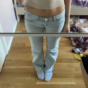 Snygga lågmidjade jeans, har en liten defekt längst ner på baksidan av jeansen, skriv för fler bilder, strl38 passar även 36. Kan mötas upp/ frakta (frakt ingår inte).