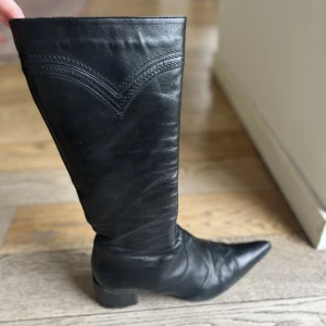 Vintage läderboots - Läderboots som går till under knät. Storlek 38. I mycket bra vintage skick! 